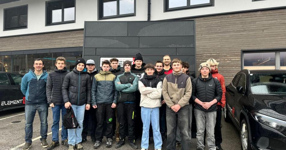 alle Techniker vor der Firma ELEMENT W